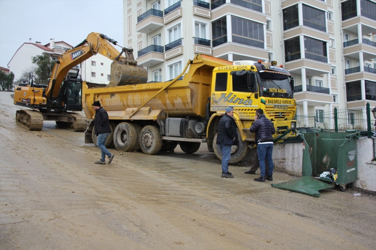 İzmit\'te kontrolden çıkan kamyon apartmanın istinat duvarında asılı kaldı