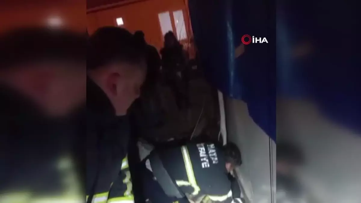 Konteynerin altında sıkışan köpeği itfaiye ekipleri kurtardı