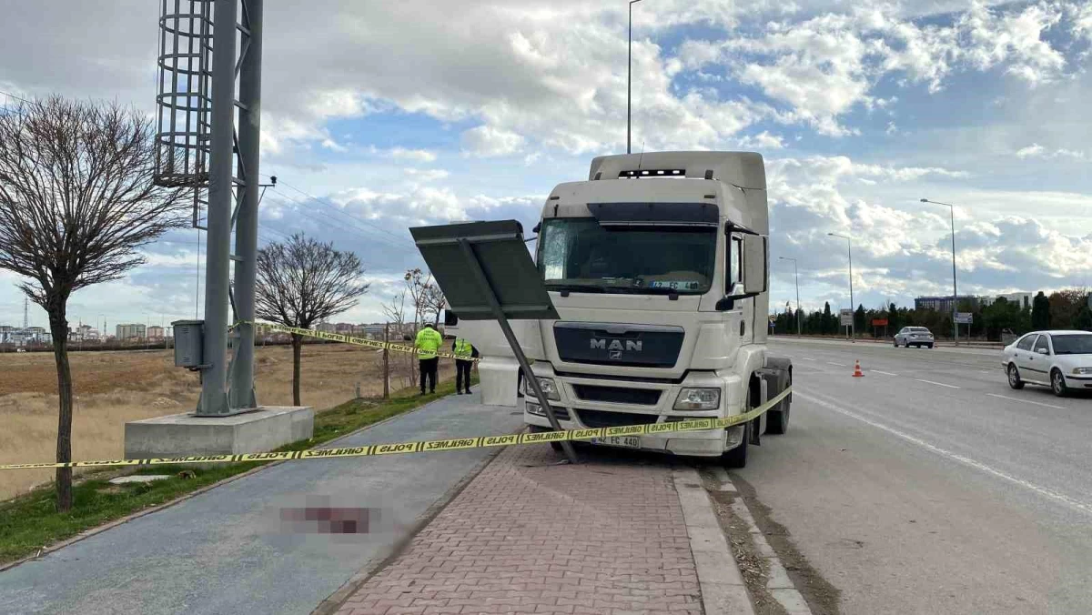 Konya\'da Tırın Devirdiği Tabela Sürücüyü Ağır Yaraladı