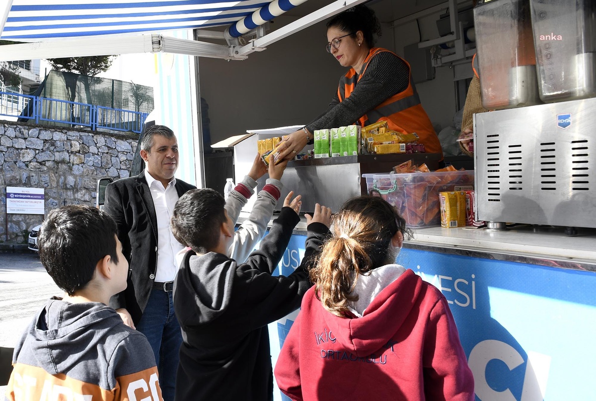 Kuşadası Belediyesi Öğrencilere Karne İkramında Bulundu