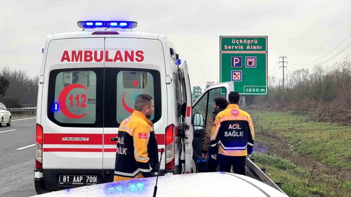 Düzce\'de lastiği patlayan otomobil bariyerlere çarparak savruldu