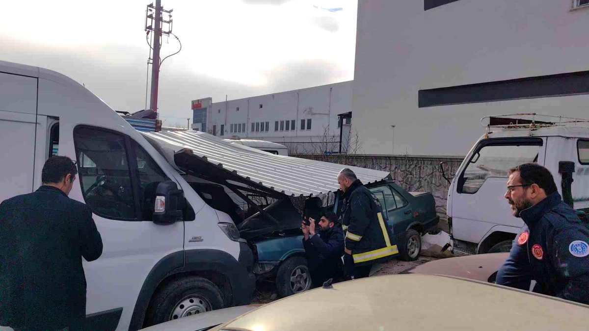 Lodosun uçurduğu fabrikanın çatısı, yediemin otoparkındaki ağaçlara zarar verdi