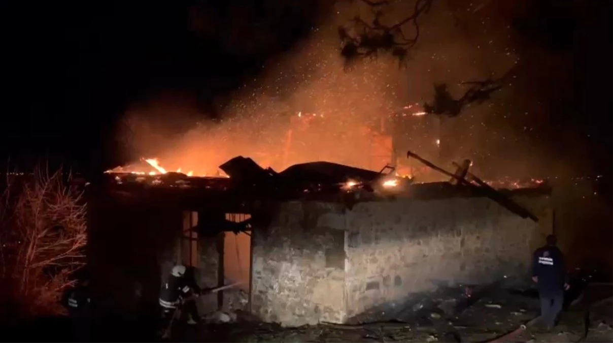 Samsun\'un Alaçam ilçesinde metruk bina yangında kül oldu