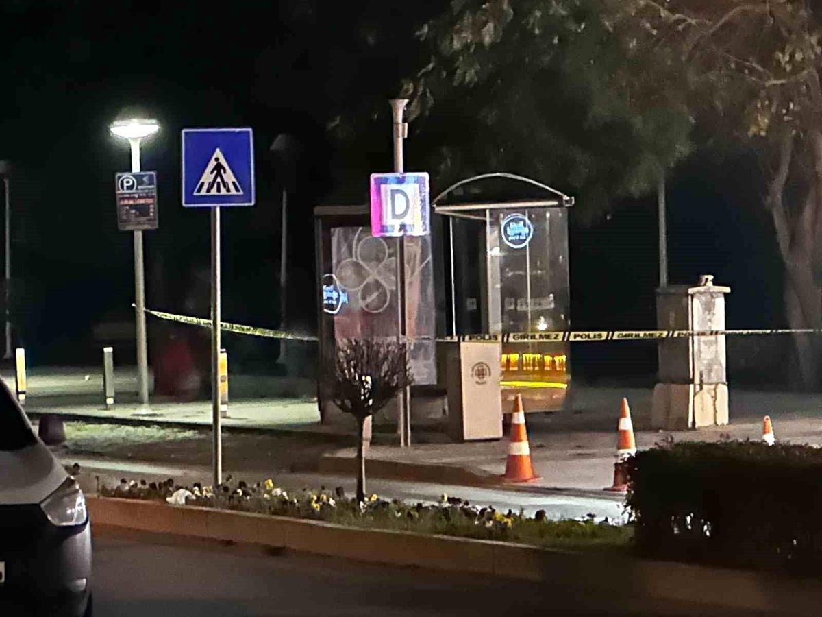 Muğla\'da Durakta Unutulan Çanta Patlatıldı: İçinden Kıyafet Çıktı
