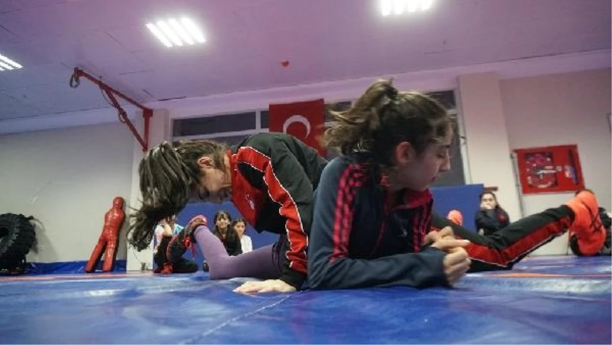 Milli Güreşçi Evin Demirhan, minik sporcularla antrenman yaptı