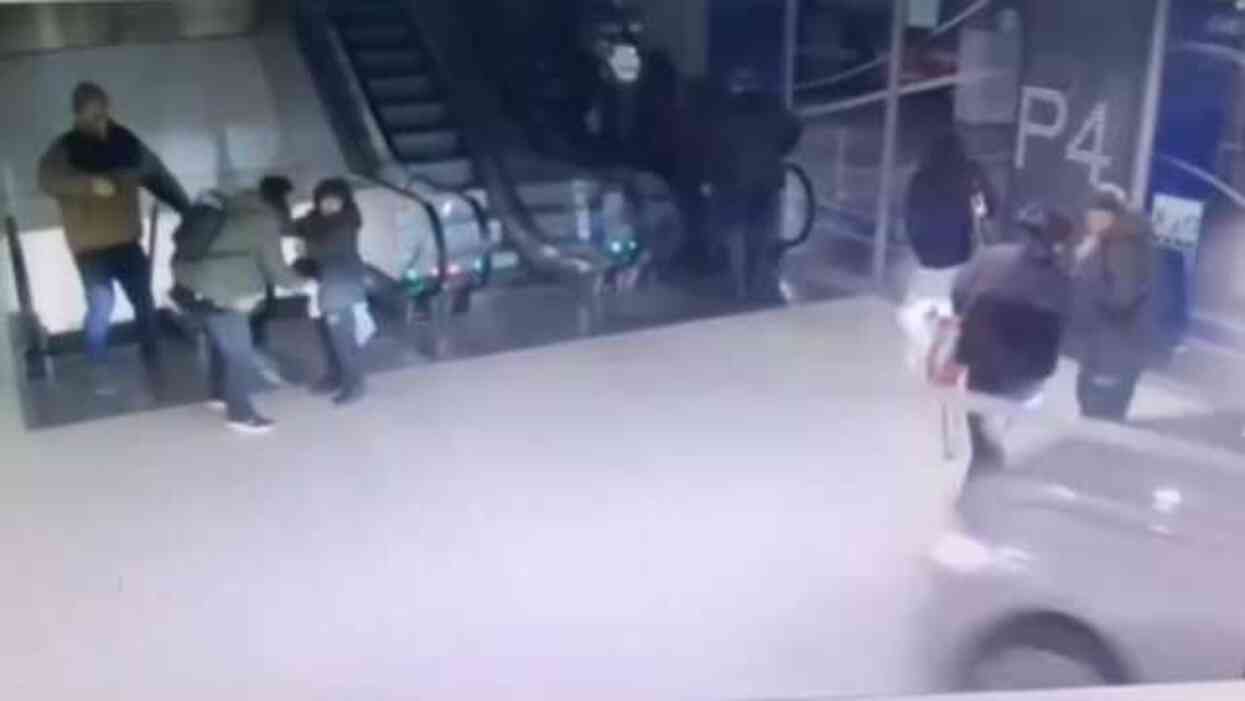Otomobil camı kırıp alışveriş merkezine girdi, yürüyen merdivende asılı kaldı: 1'i ağır 3 yaralı Otomobil camı kırıp alışveriş merkezine girdi, yürüyen merdivende asılı kaldı: 1'i ağır 3 yaralı