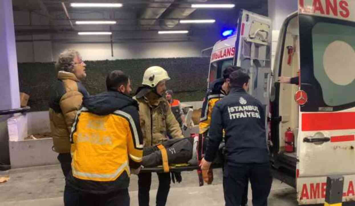 Otomobil camı kırıp alışveriş merkezine girdi, yürüyen merdivende asılı kaldı: 1'i ağır 3 yaralı Otomobil camı kırıp alışveriş merkezine girdi, yürüyen merdivende asılı kaldı: 1'i ağır 3 yaralı