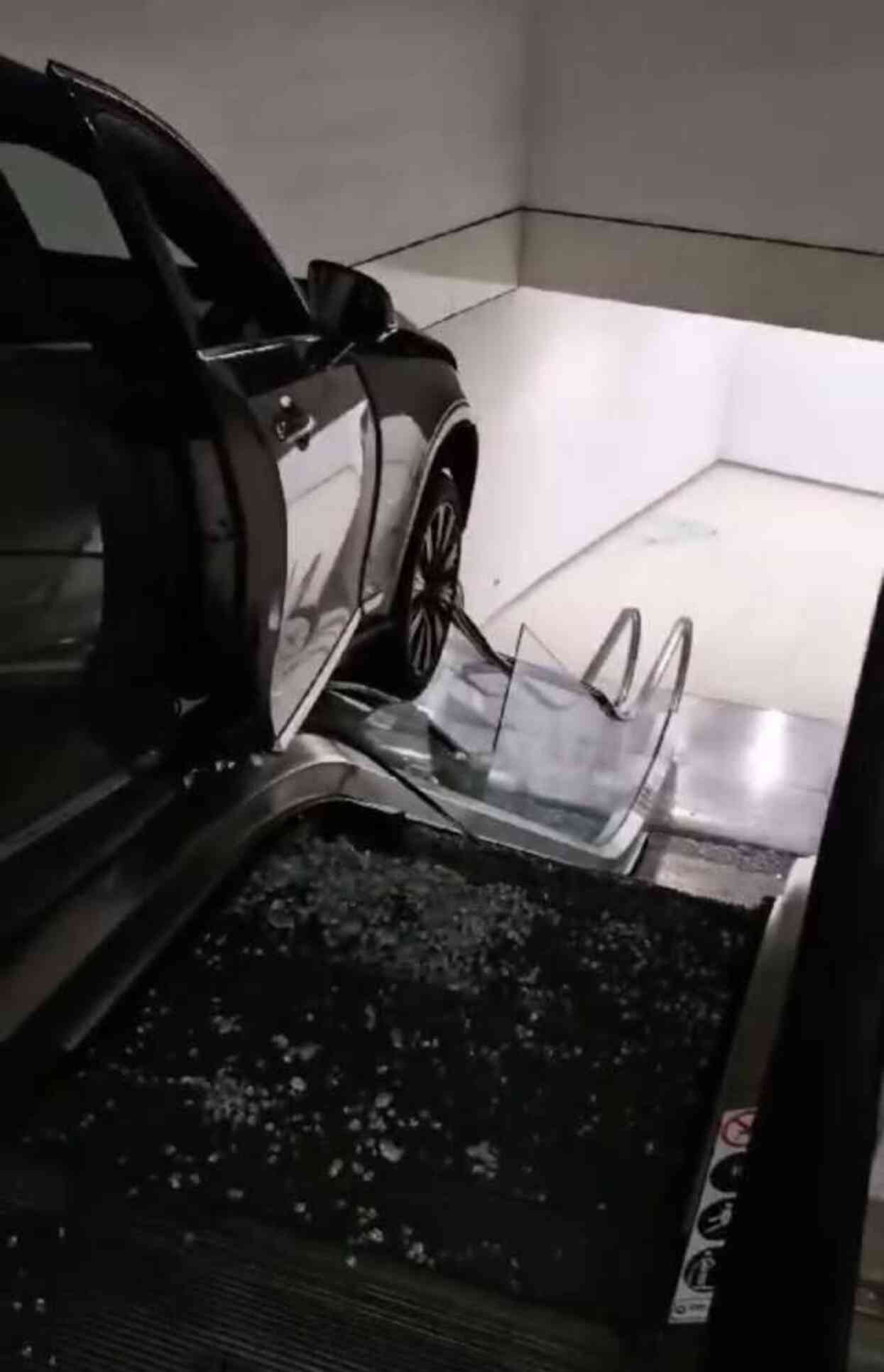 Otomobil camı kırıp alışveriş merkezine girdi, yürüyen merdivende asılı kaldı: 1'i ağır 3 yaralı Otomobil camı kırıp alışveriş merkezine girdi, yürüyen merdivende asılı kaldı: 1'i ağır 3 yaralı