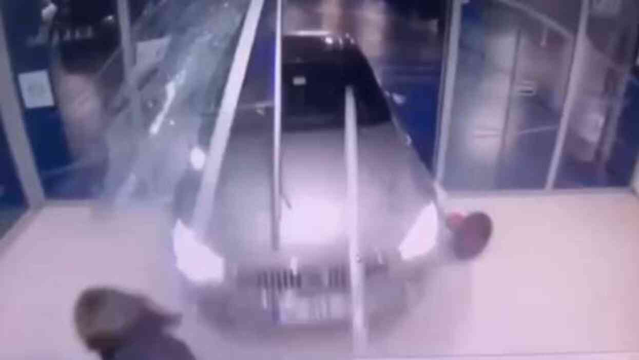 Otomobil camı kırıp alışveriş merkezine girdi, yürüyen merdivende asılı kaldı: 1'i ağır 3 yaralı Otomobil camı kırıp alışveriş merkezine girdi, yürüyen merdivende asılı kaldı: 1'i ağır 3 yaralı