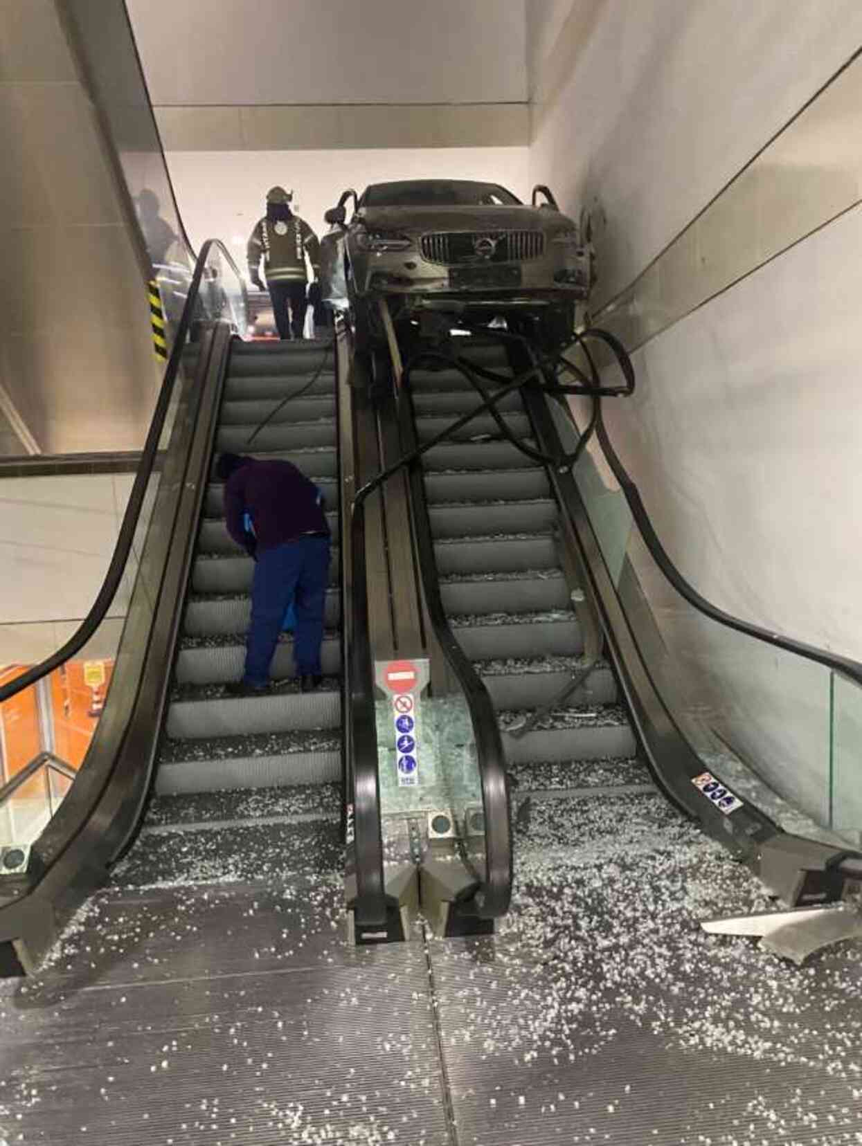 Otomobil camı kırıp alışveriş merkezine girdi, yürüyen merdivende asılı kaldı: 1'i ağır 3 yaralı Otomobil camı kırıp alışveriş merkezine girdi, yürüyen merdivende asılı kaldı: 1'i ağır 3 yaralı