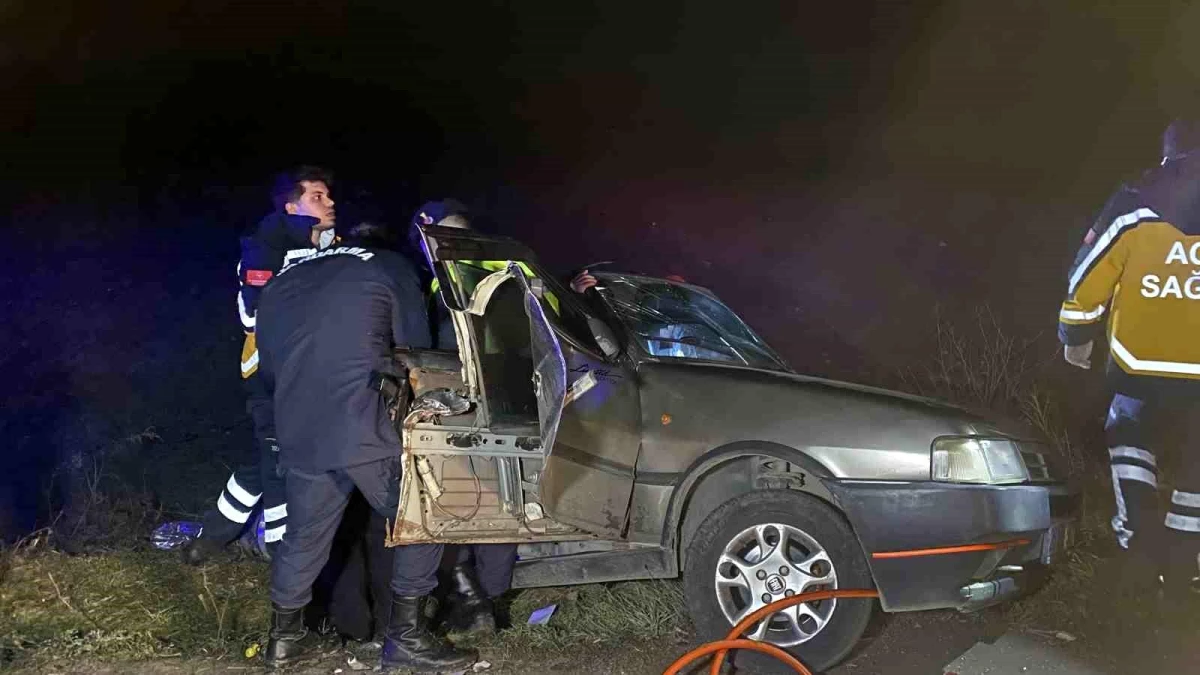 Uşak\'ta otomobil ile işçi servisinin çarpışması sonucu 7 kişi yaralandı