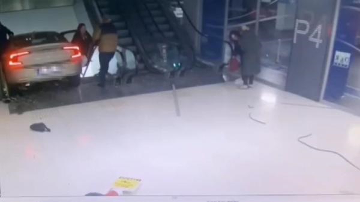 Şişli\'de bir AVM\'nin otoparkında kaza: 3 kişi yaralandı