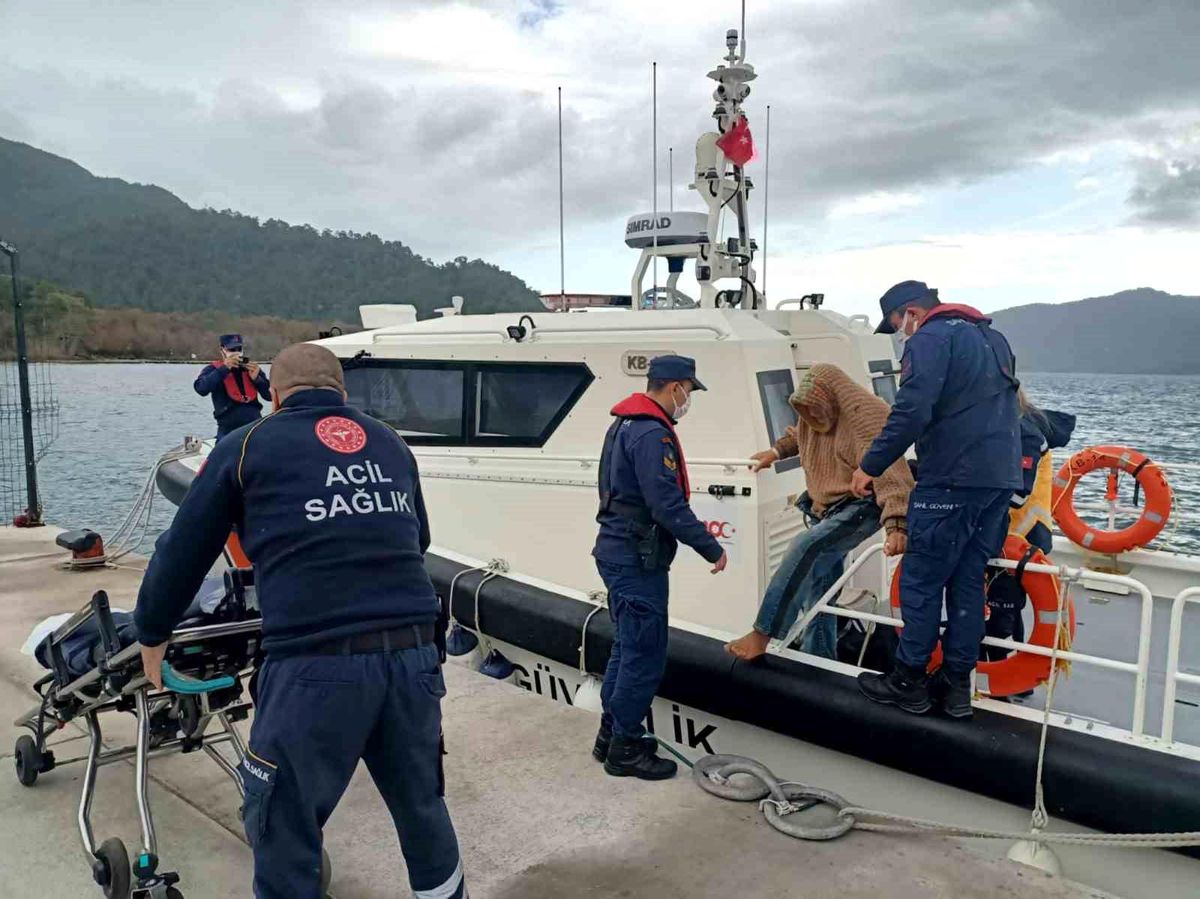 Muğla\'nın Marmaris ilçesi açıklarında özel teknede rahatsızlanan vatandaş tıbbi tahliye edildi