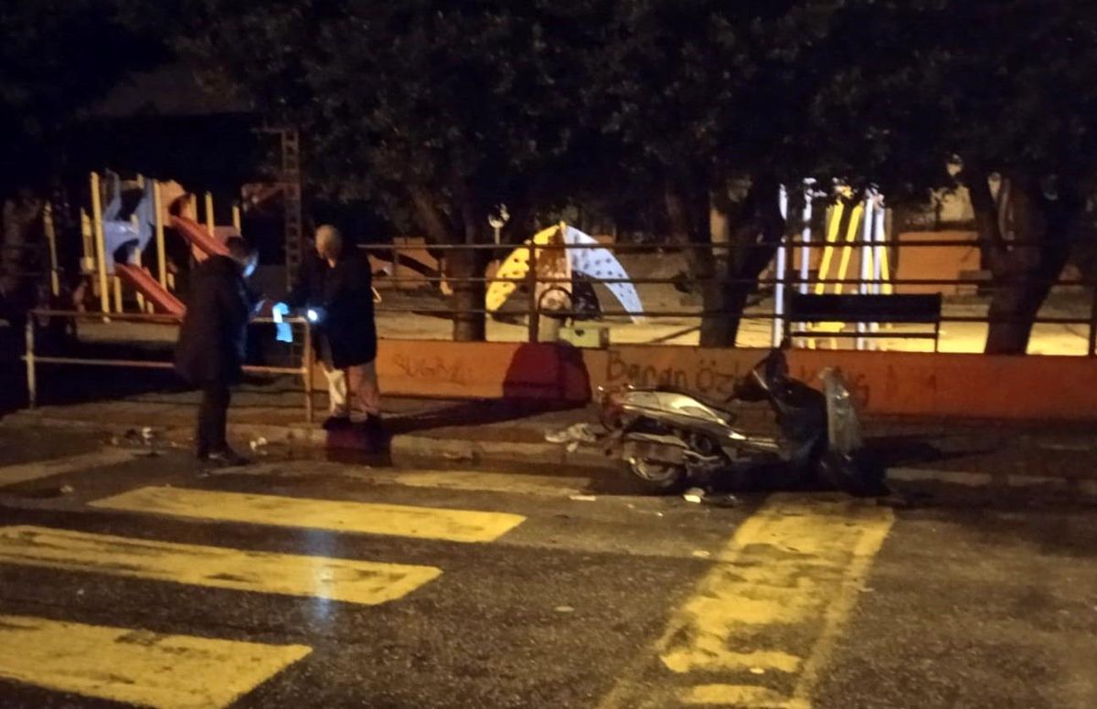 Alanya\'da park halindeki motosiklet satırla parçalandı