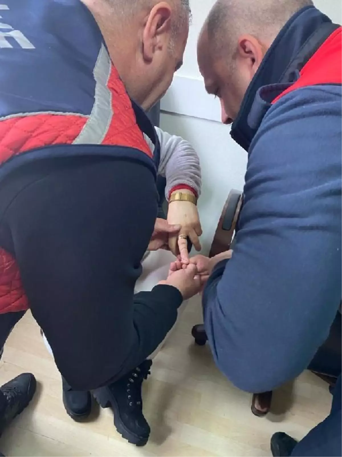 İtfaiye Ekipleri, Parmağında Sıkışan Altın Yüzüğü Kurtardı