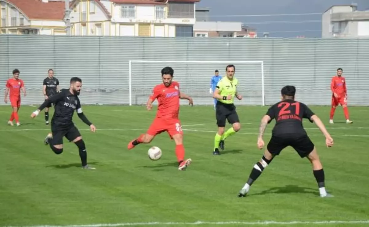 Serik Belediyespor, maç sırasında sahaya giren köpeği kucaklayıp dışarı çıkardı