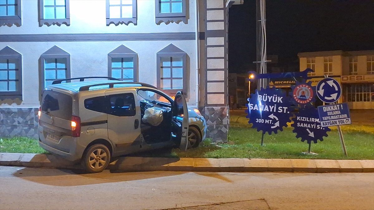 Samsun\'da Elektrik Trafosuna Çarpan Araç Sürücüsü Yaralandı