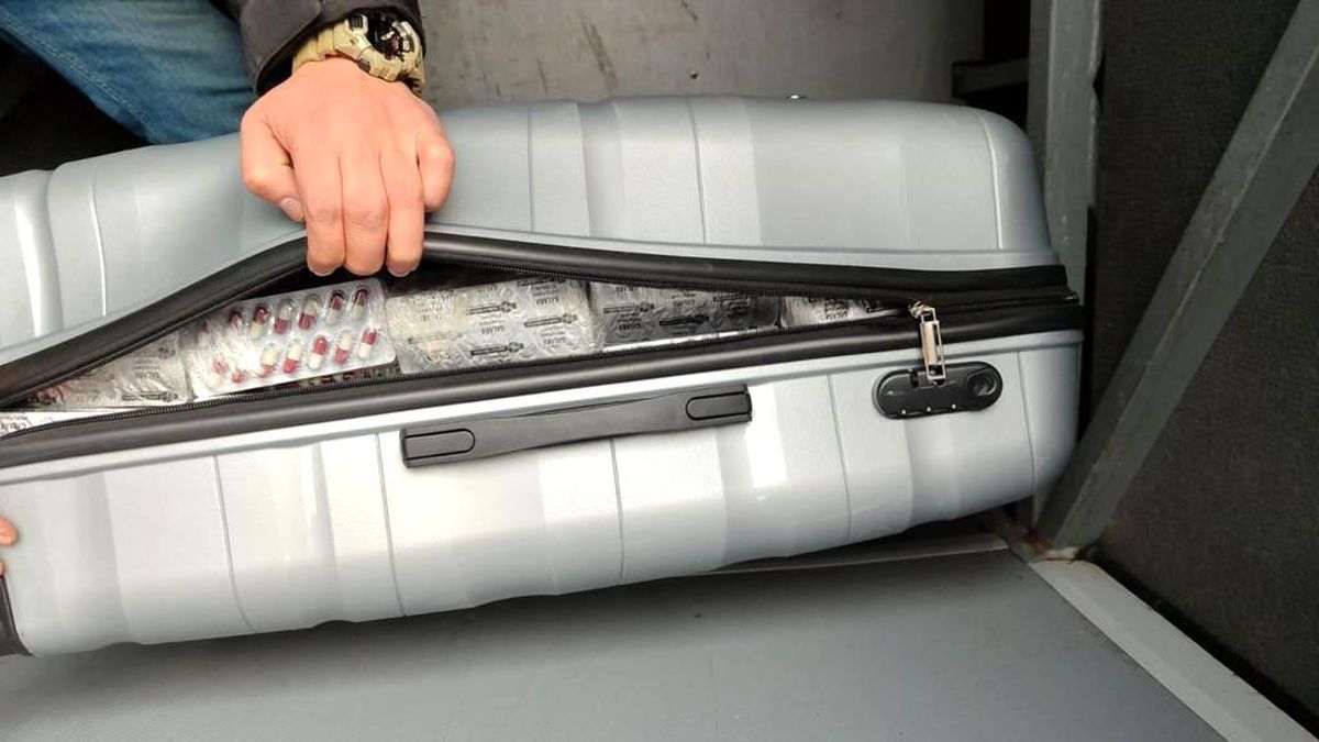 Samsun\'da yolcu otobüsünde 34 bin 650 adet sentetik ecza ele geçirildi, 3 kişi gözaltına alındı