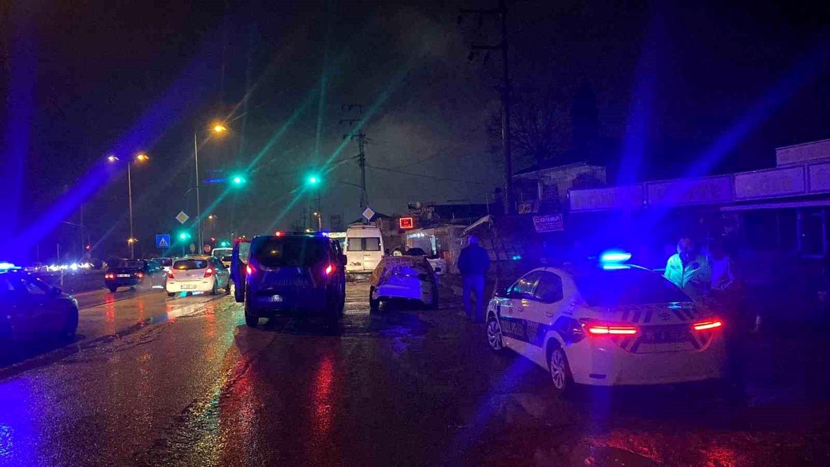 Düzce\'de Yağış Nedeniyle Meydana Gelen Kazada 2 Kişi Yaralandı