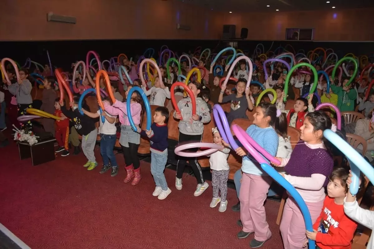 Sinop\'ta çocuklar için tiyatro oyunu sergilendi