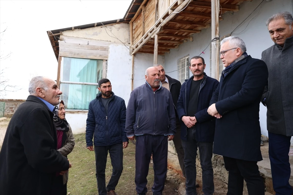 Sivas Valisi Şimşek, Gürün\'deki deprem bölgesinde incelemede bulundu