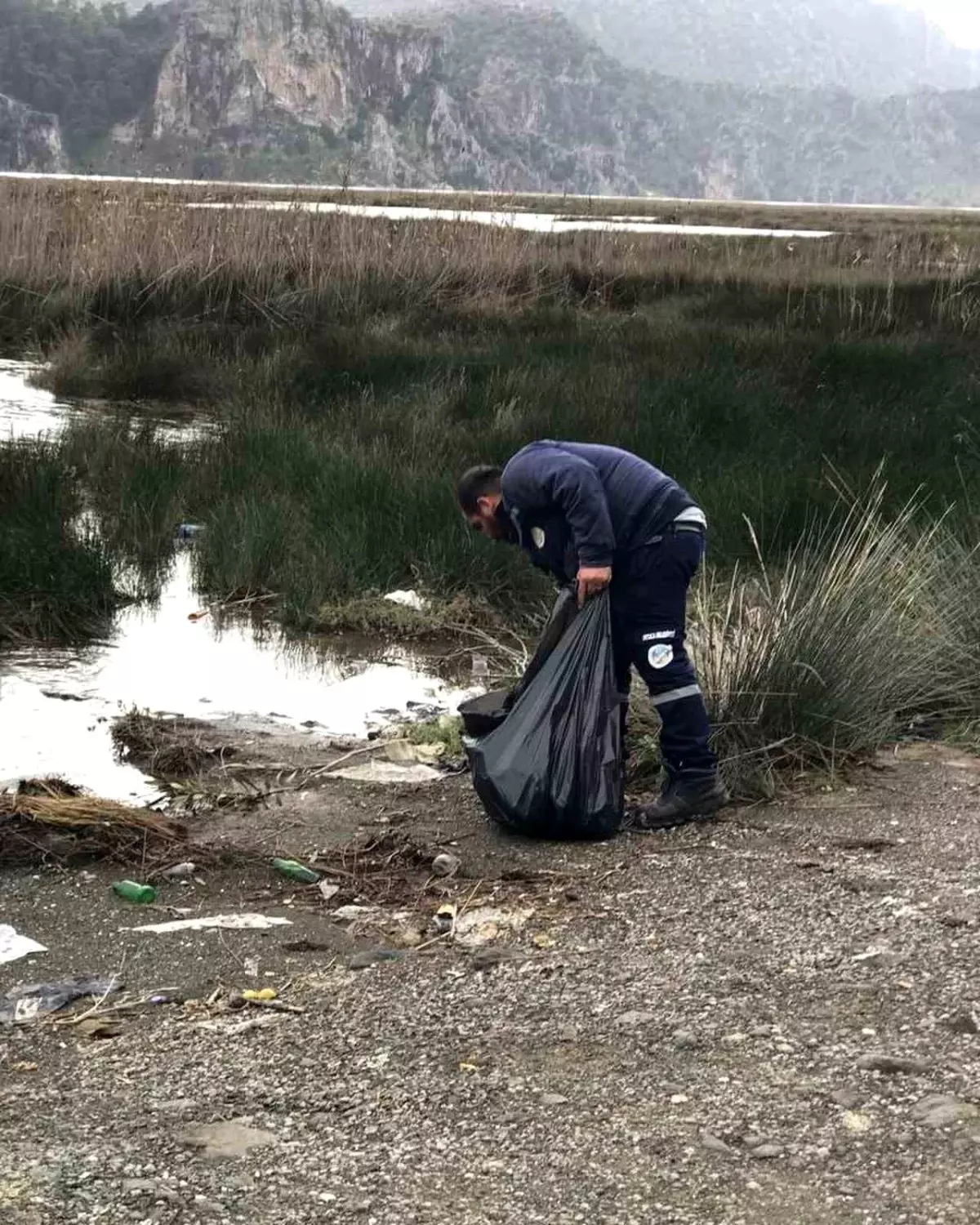 İztuzu Sahili\'ne giden yol üzerinde bulunan Sulungur Gölü temizlendi