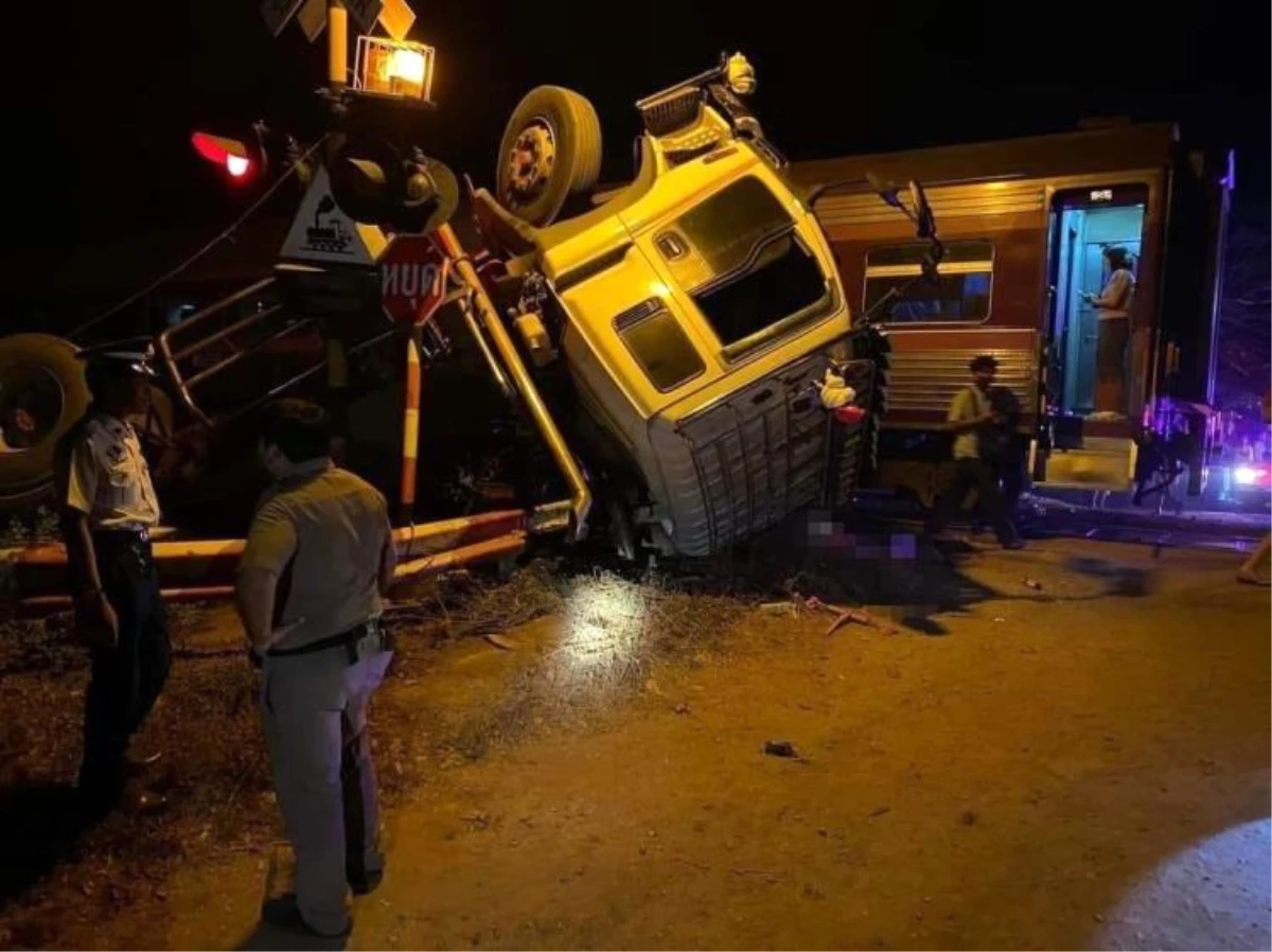 Tayland\'da Tren Kazası: Makinist Hayatını Kaybetti, 5 Kişi Yaralandı