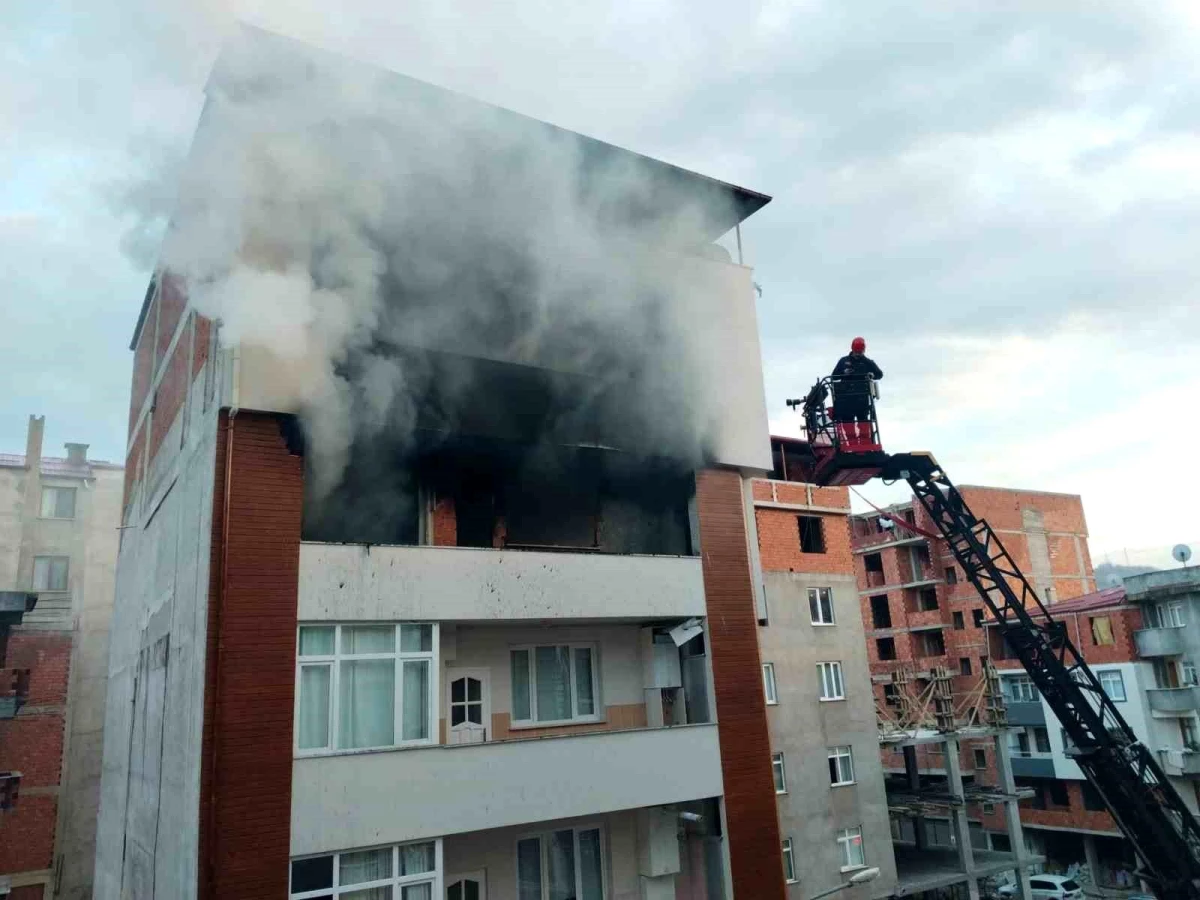 Trabzon Araklı\'da 5 Katlı Apartmanın 4. Katında Yangın Çıktı