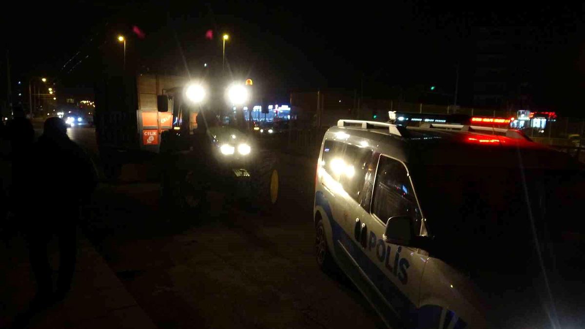 Malatya\'da traktör ile hafif ticari araç çarpıştı: 1 yaralı