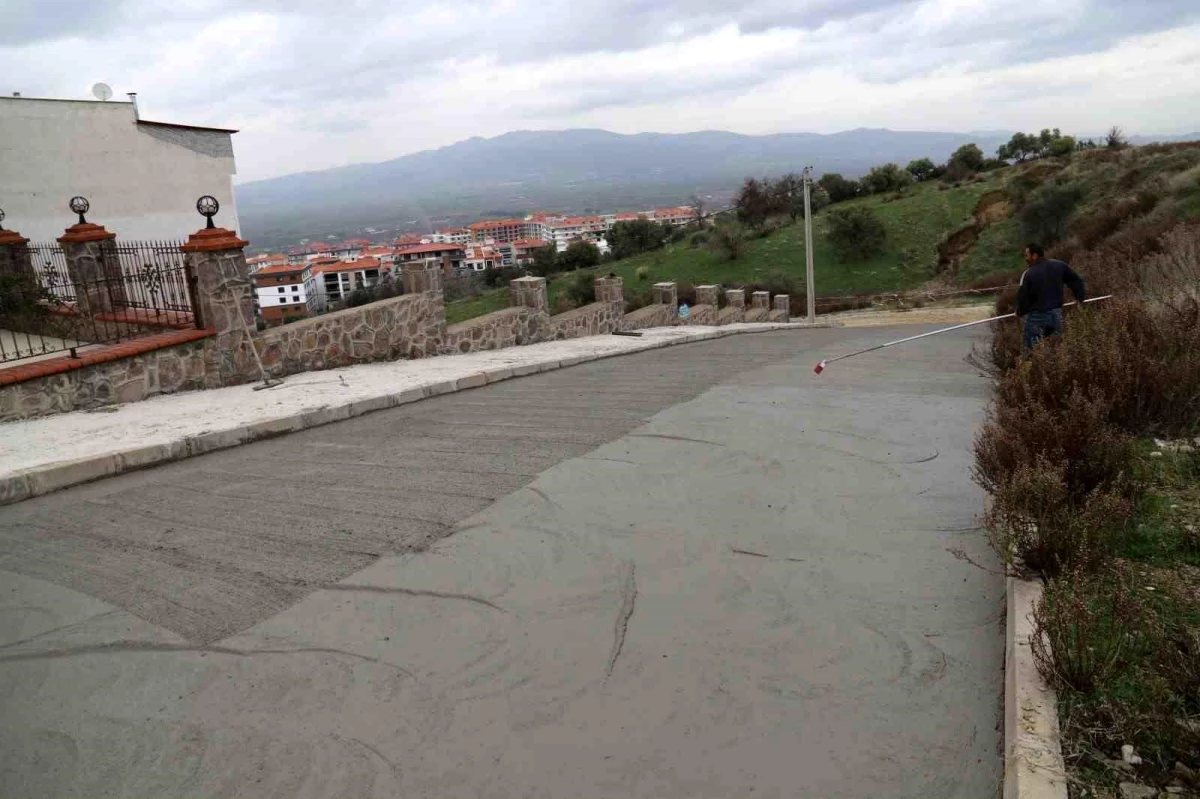 Turgutlu Belediyesi Eğilimli Yollar Üzerinde Çalışmalarını Sürdürüyor