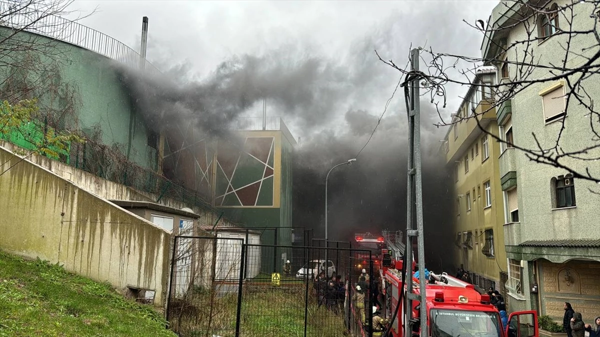 İstanbul Üsküdar\'da Katlı Otoparkta Yangın Çıktı