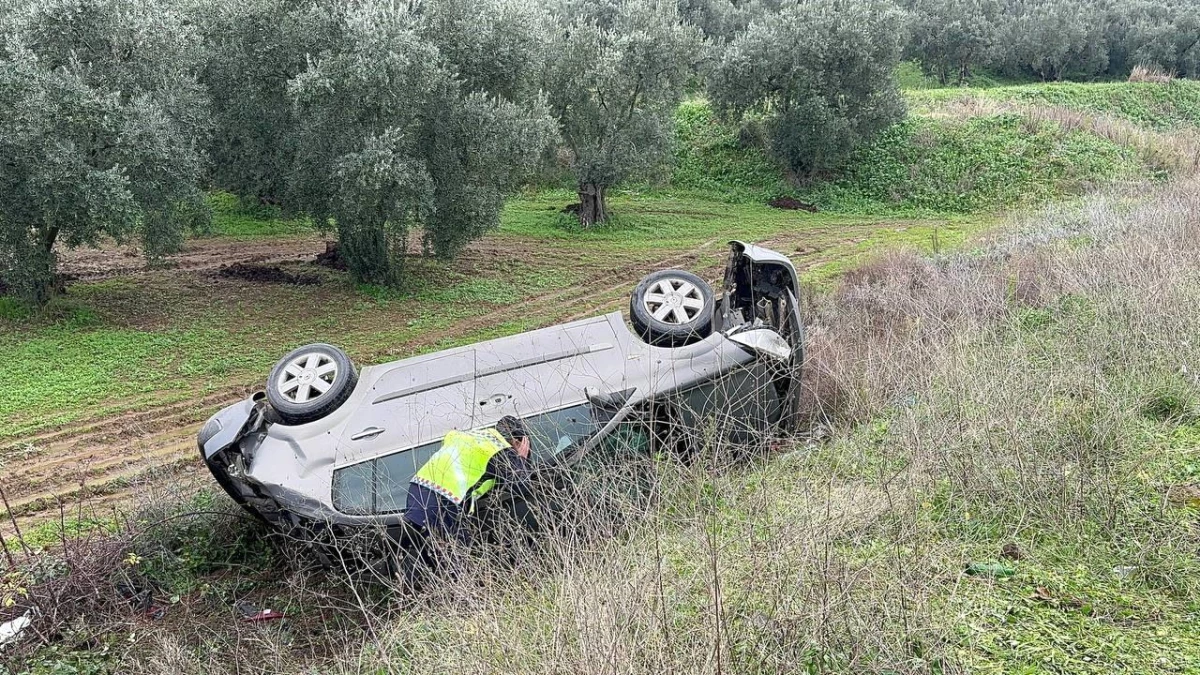 Bursa\'da Virajı Alamayan Otomobil Tarlaya Uçtu, 2 Kişi Yaralandı