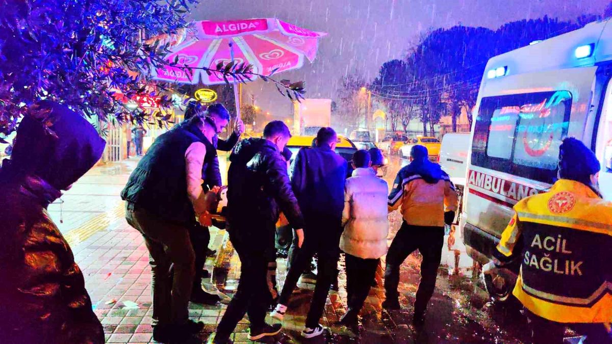 İnegöl\'de Otomobilin Çarptığı Yaya Şemsiyeyle Korundu
