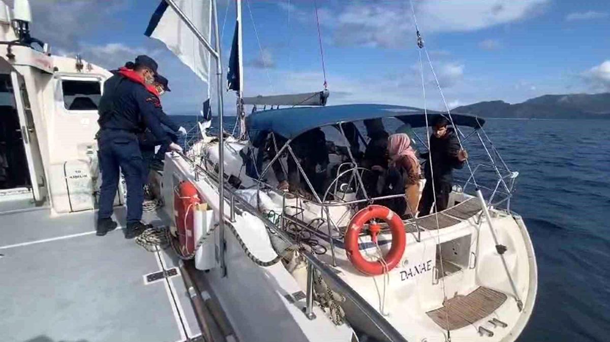 Muğla Sahil Güvenlik, Arızalanan Yelkenli Teknedeki Düzensiz Göçmenleri Kurtardı