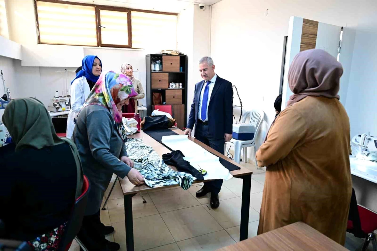 Yeşilyurt Belediyesi Filistinli Savaş Mağdurları İçin Hazır Giyim Kursları Düzenliyor