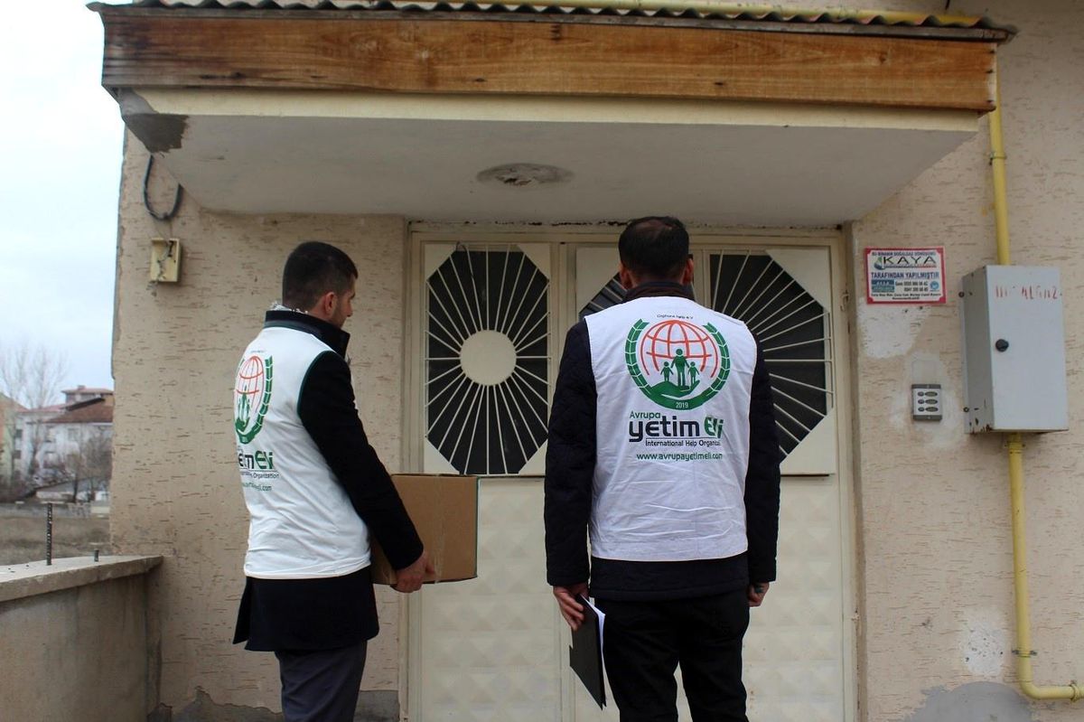 Yetimeli Derneği Elazığ\'ın Kovancılar ilçesinde gıda kolisi dağıttı