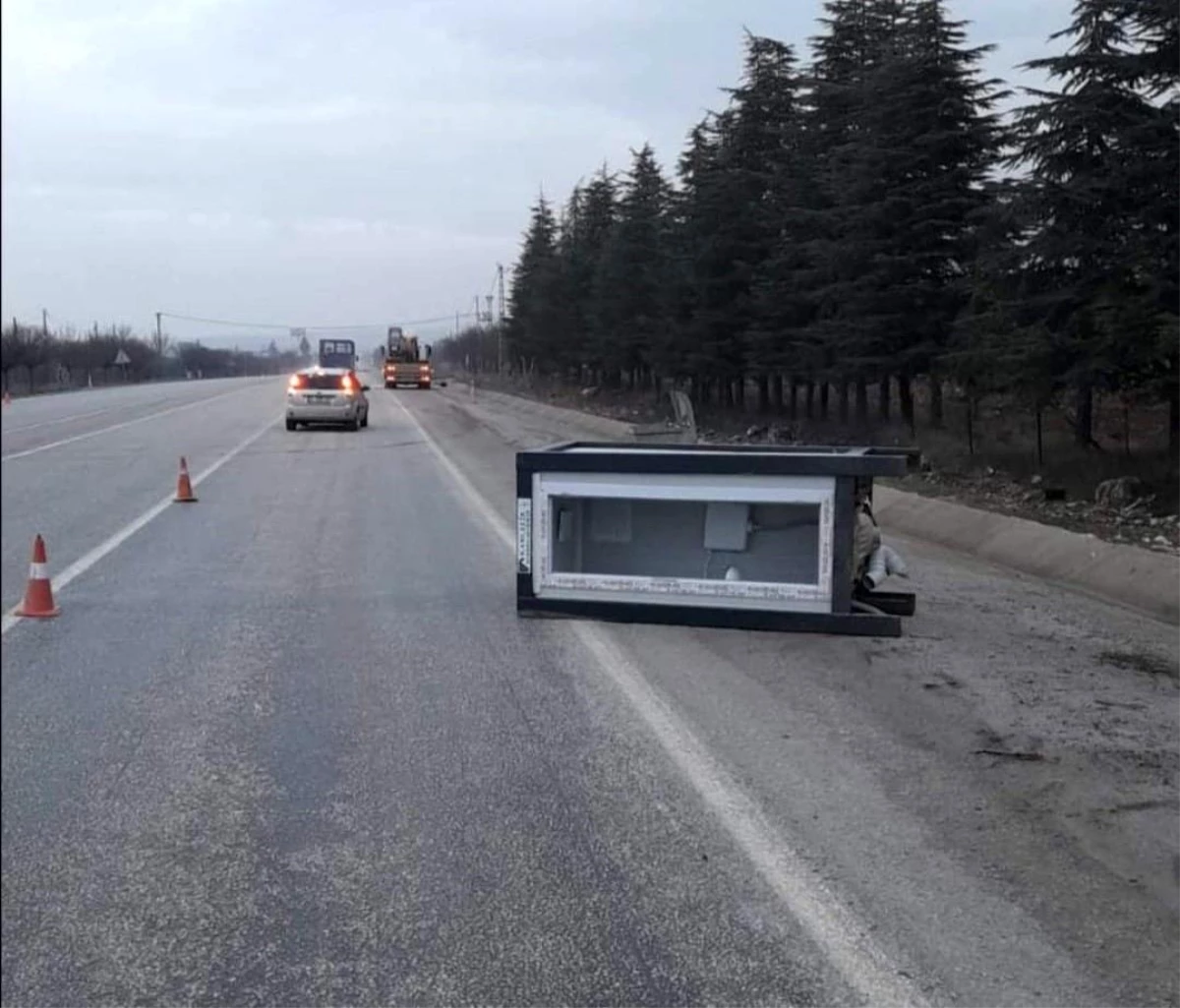 Malatya\'da Konteyner Kabinine Çarpan Otomobil Takla Attı: 2 Yaralı