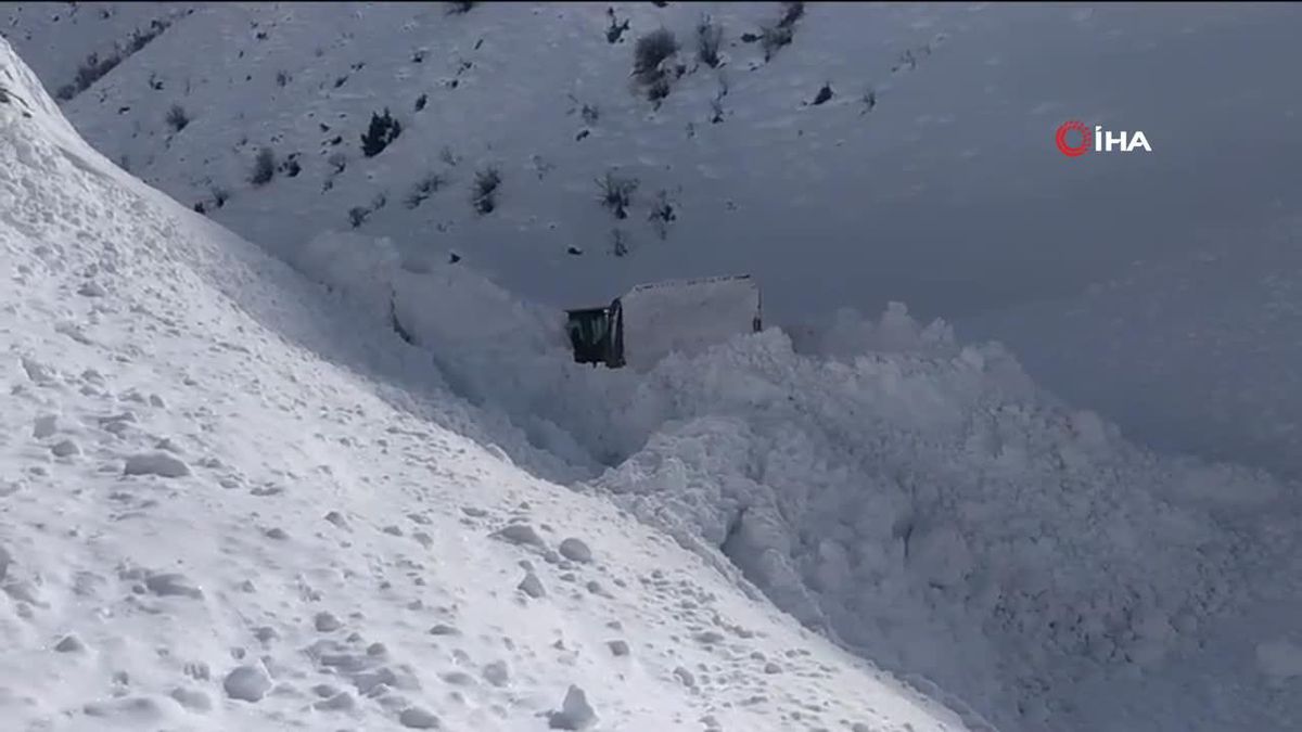 Yüksekova\'da 5 metreyi aşan kar tünellerinde yol açma çalışmaları sürüyor