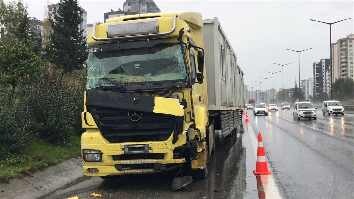 Adana\'da Otoyolda Otobüs ile Tır Çarpıştı