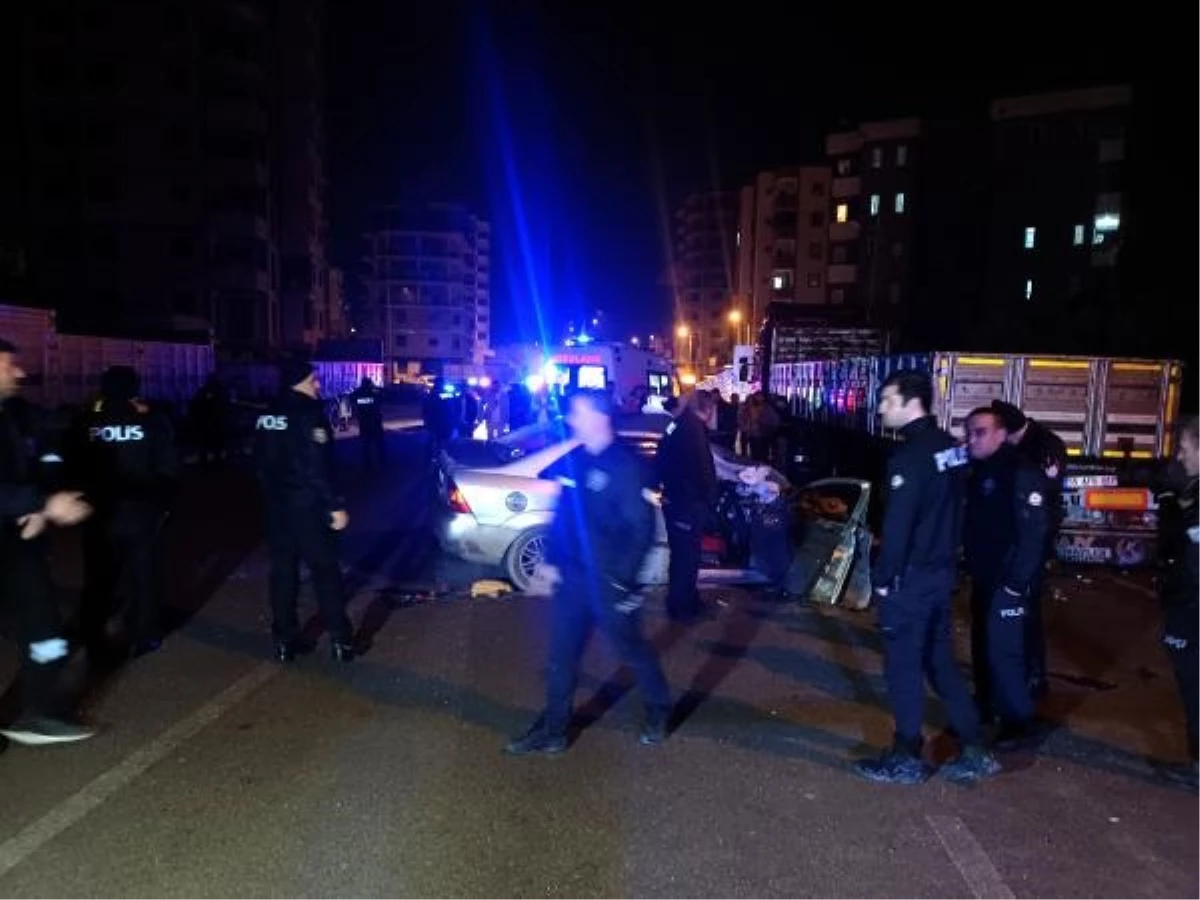 Adana\'da TIR\'a arkadan çarpan otomobilde 2 kişi hayatını kaybetti