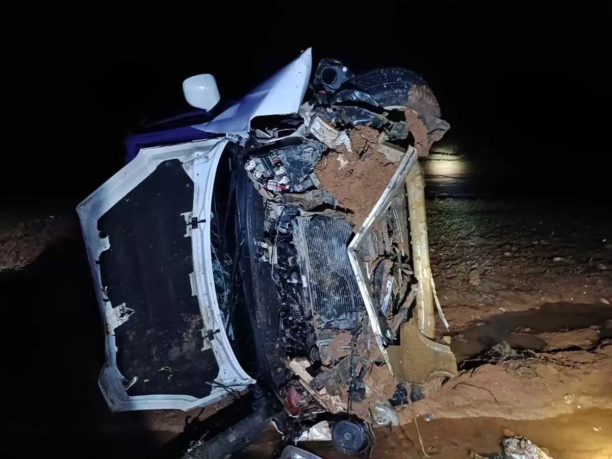 Adıyaman'da hafif ticari araç şarampole devrildi, 6 kişi yaralandı