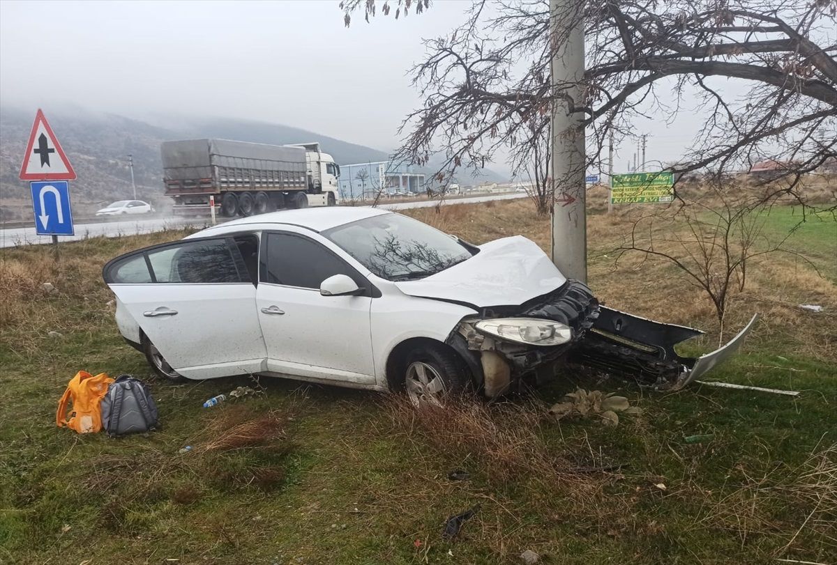 Afyonkarahisar'da Elektrik Direğine Çarpan Otomobilde 3 Kişi Yaralandı