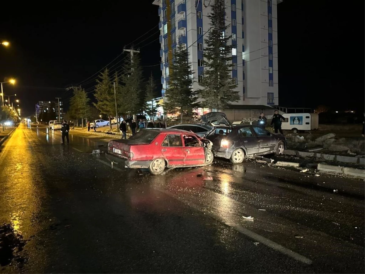 Alkollü sürücü park halindeki araçlara çarptı