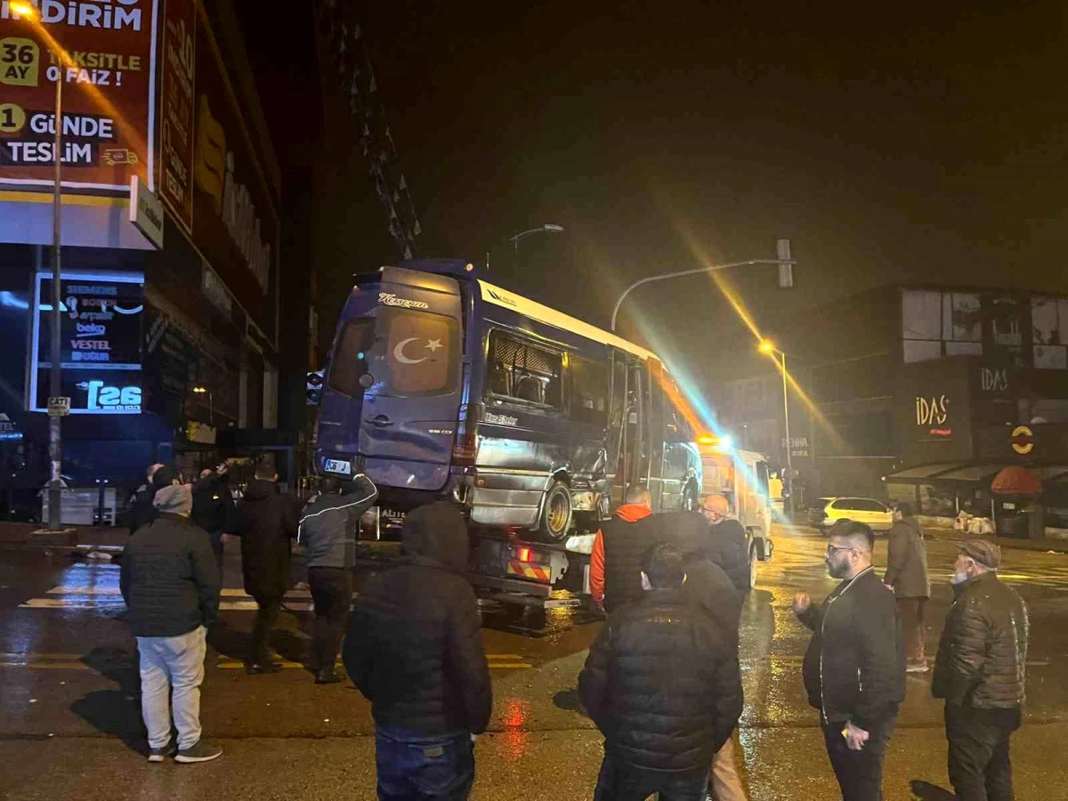 Ankara\'da Otomobil ile Dolmuş Çarpıştı: 11 Yaralı