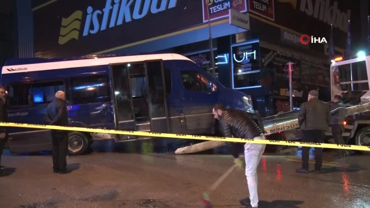 Ankara\'da otomobilin çarptığı dolmuş devrildi: 11 yaralı