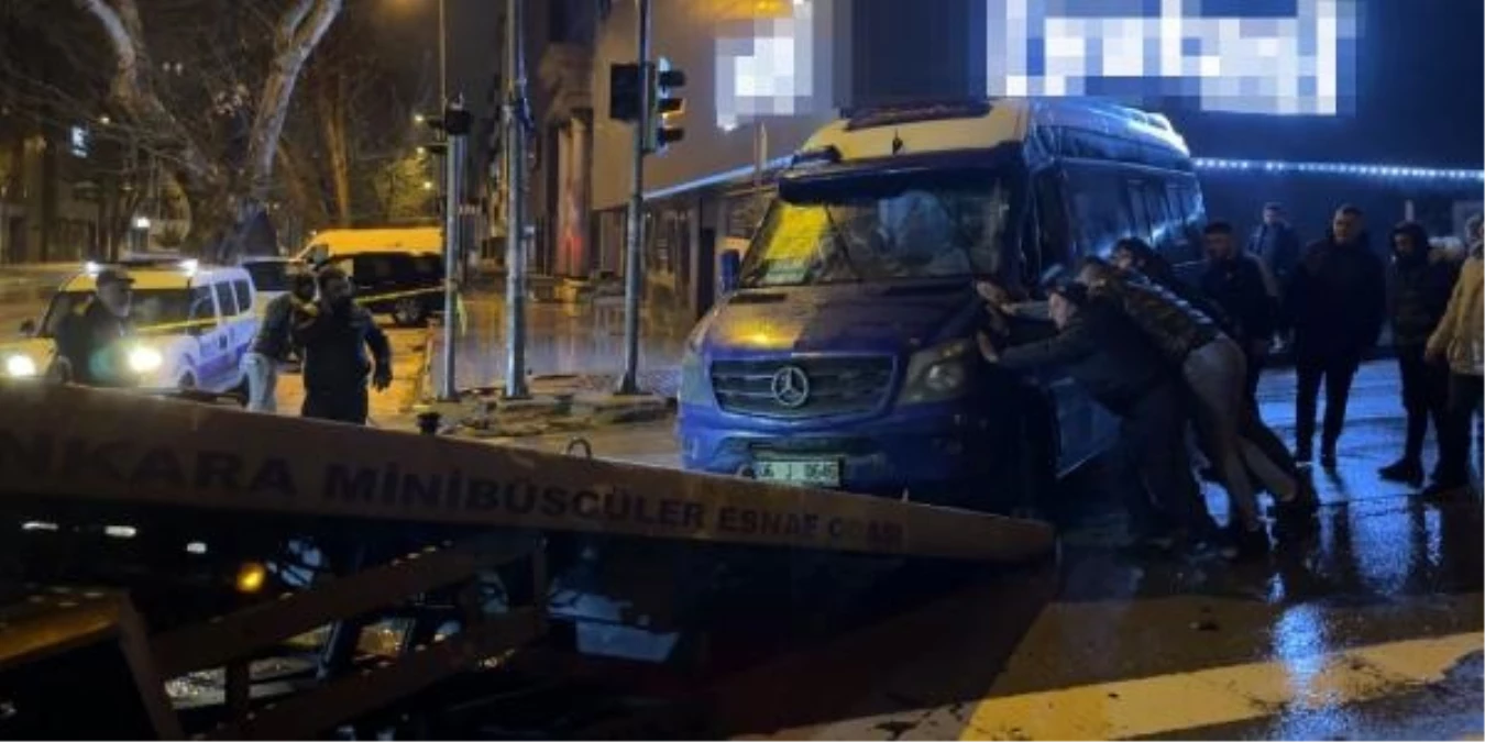 Ankara\'da otomobilin çarptığı minibüs yan yattı: 11 yaralı