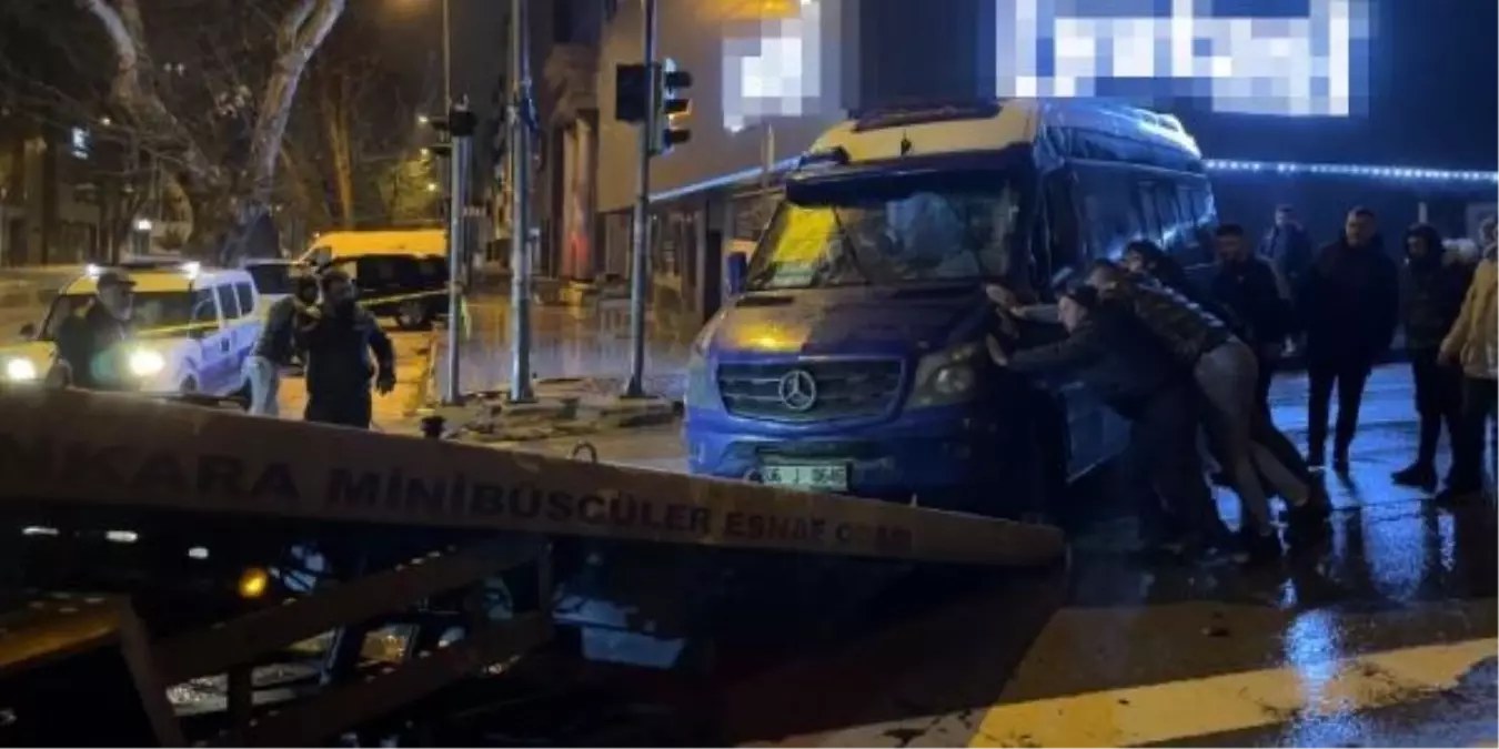 Ankara'da otomobilin çarptığı minibüs yan yattı: 11 yaralı