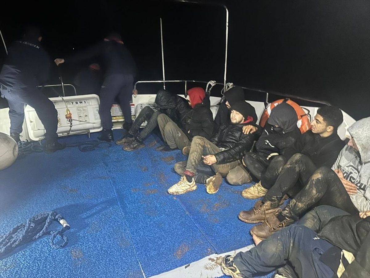 Antalya\'nın Kaş ilçesi açıklarında 15 düzensiz göçmen kurtarıldı