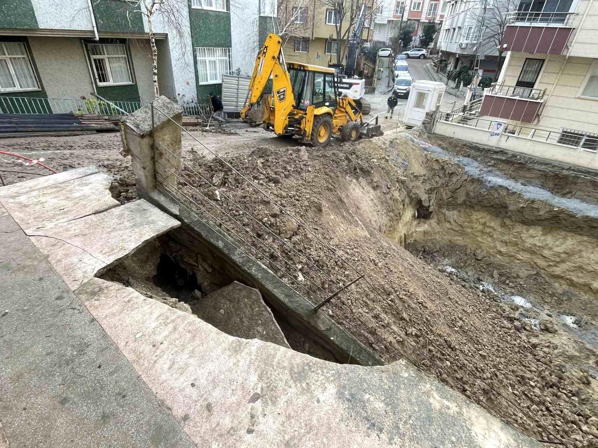 Avcılar\'da İstinat Duvarı Çöken Binalar