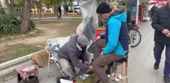 Ayakkabı boyayarak ev sahibi olup çocuklarını okuttu